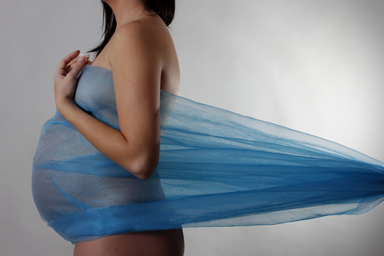 Mujer embarazada con pa&ntilde;uelo azul