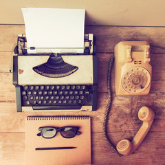 Plakaty  vintage maszyna do pisania na drewnianym biurku