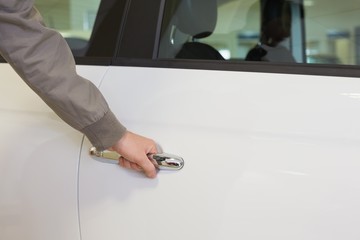 Obraz na płótnie Canvas Man holding a car door handles