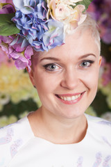 Obraz premium blond woman holding flowers, looking up, short haircut