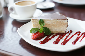 Десерт и кофе на столе