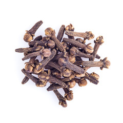 Clavos de olor, especias para cocina aislado sobre fondo blanco