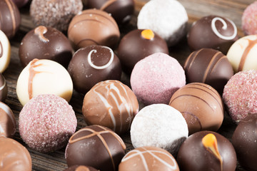 Pralinen vor Holzhintergrund