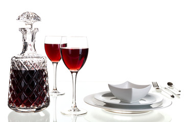 Rotwein und Geschirr