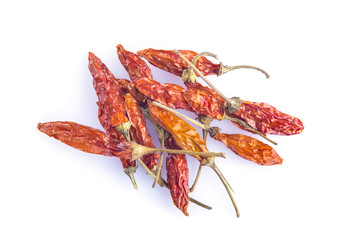 Guindillas secas aisladas sobre un fondo blanco