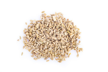 Anís en grano aislado sobre un fondo blanco