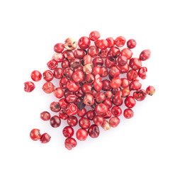Pimienta rosa en grano aislada sobre un fondo blanco