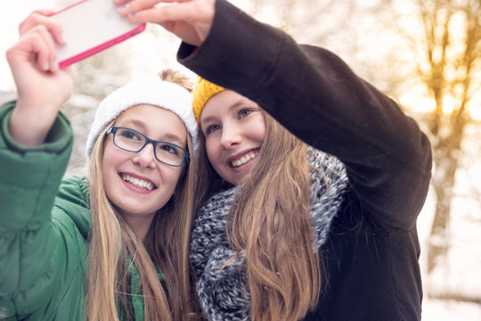 Teenies making Selfie in Wintersunset