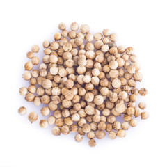 Semillas de cilantro en grano aisladas sobre fondo blanco