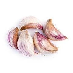 Dientes de ajo aislados sobre un fondo blanco