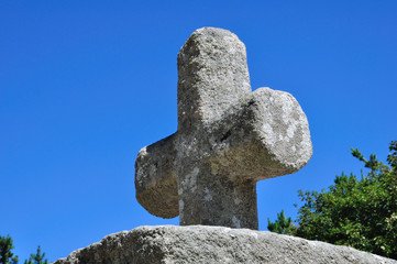 Ciel bleu et croix en granit