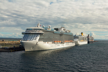 Fototapeta na wymiar ships in port