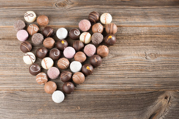 viele Pralinen als Herz