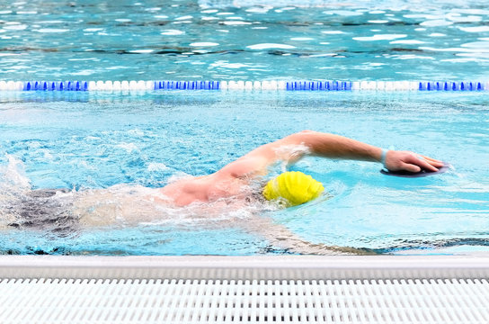 Kraulschwimmen mit paddles