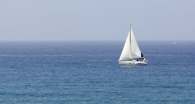 Fototapeta łódź z białymi żaglami
