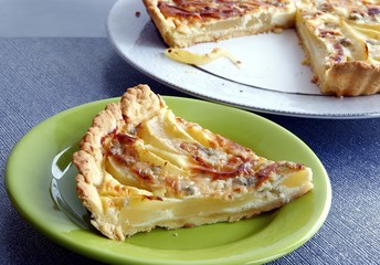 mouldy cheese with pears on dough as tarta meal