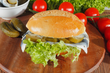 Fischbrötchen mit saurem Hering, Rollmops