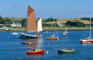 Fototapeta premium Bateaux sur l'aber benoît, Saint Pabu, Bretagne