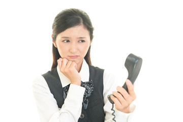 困った表情のOL