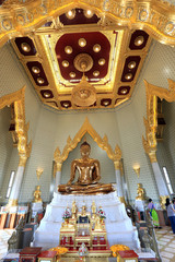 Fototapeta premium BANGKOK, THAILAND - December 15, 2014: Wat Traimit, Famous for i