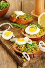 Sandwiches with green peas paste and boiled egg with onion