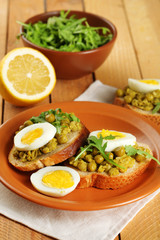 Sandwiches with green peas paste and boiled egg