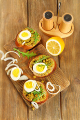 Fototapeta na wymiar Sandwiches with green peas paste and boiled egg with onion