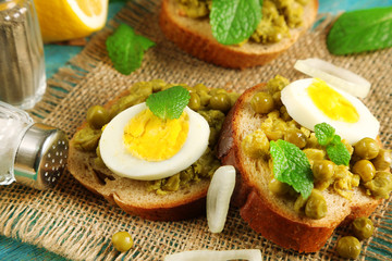 Sandwiches with green peas paste and boiled egg