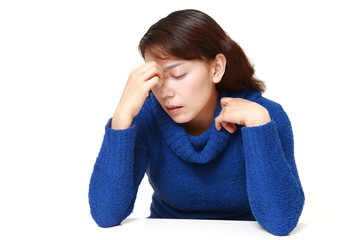 眼精疲労の女性