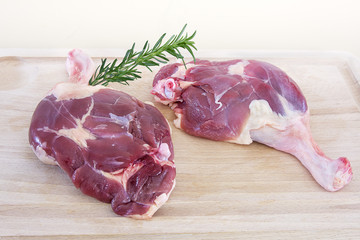 deux cuisses de canard sur planche en bois