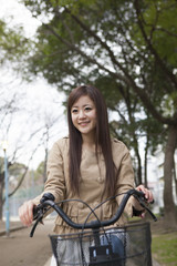 Fototapeta na wymiar 自転車に乗る女性