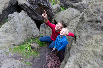 Vater und Sohn klettern