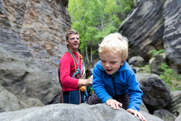 Vater und Sohn klettern