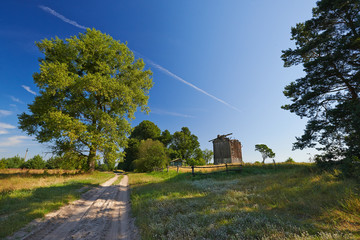 wiejska droga przy ruinach watraka © barytek