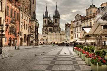 La place du vieux marché et l& 39 église Notre-Dame avant Tyn à Prague