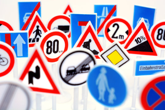 Schilderwald aus Verkehrszeichen