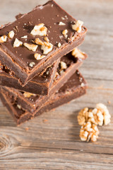 Schokoladen Brownie auf Holzhintergrund