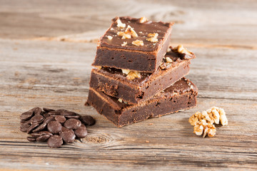 Schokoladen Brownie auf Holzhintergrund