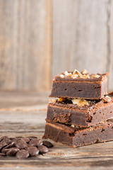Schokoladen Brownie auf Holzhintergrund