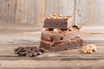 Schokoladen Brownie auf Holzhintergrund