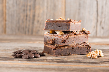 Schokoladen Brownie auf Holzhintergrund