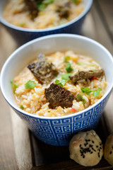 Reis mit dunklem Sojafleisch