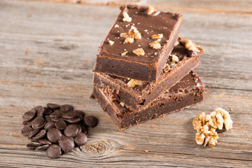 Schokoladen Brownie auf Holzhintergrund