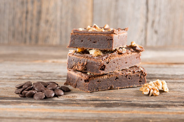 Schokoladen Brownie auf Holzhintergrund