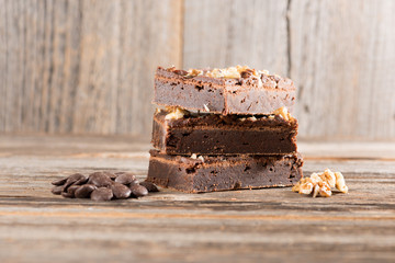 Schokoladen Brownie auf Holzhintergrund