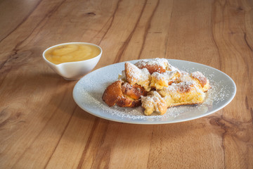 Kaiserschmarren mit Apfelmus