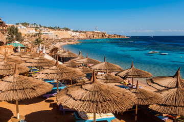 parasols op strand in koraalrif, Sharm El Sheikh, Egypte