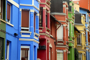Casas de colores en el barrio de Irala de Bilbao, España