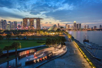 Wandcirkels tuinposter Skyline van Singapore en uitzicht op Marina Bay © Noppasinw