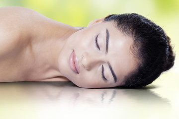 Obraz premium Female model sleeping with water reflection